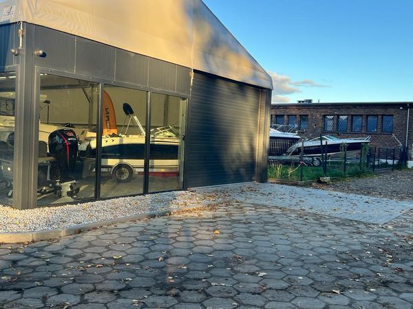 Hala salonu Grupa Marine w Szczecinie z łodziami i silnikami zaburtowymi Suzuki